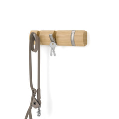 Cuier maro-natur/argintiu din lemn 30x6 cm Flip 3 Umbra