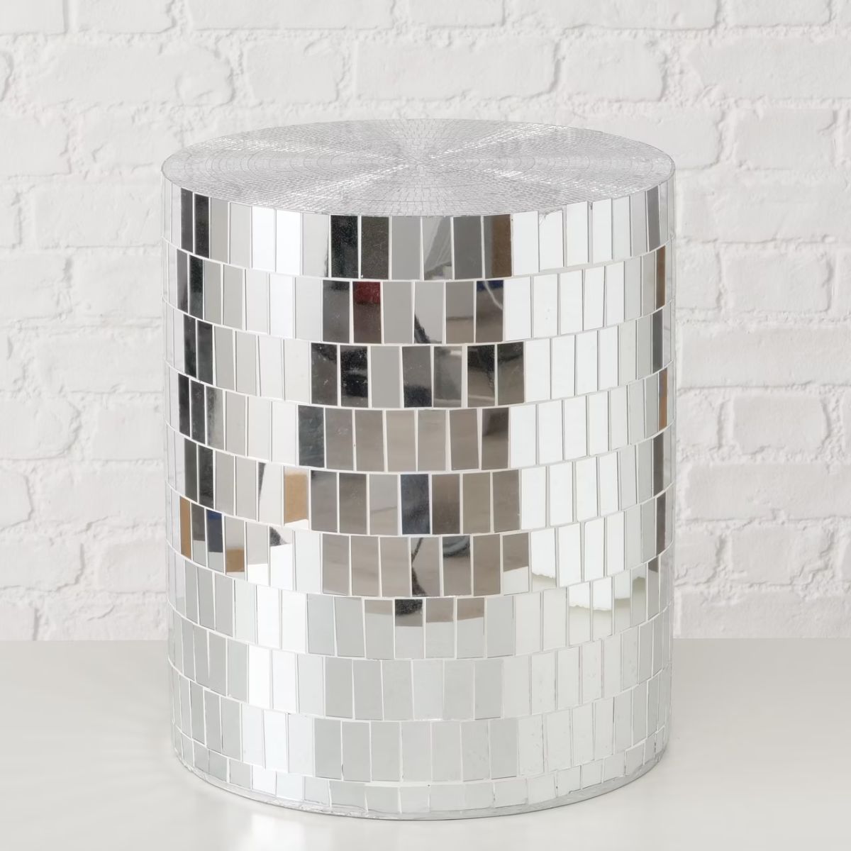 Masuta de cafea argintie Ø45 cm din sticla si compozit Disco Boltze
