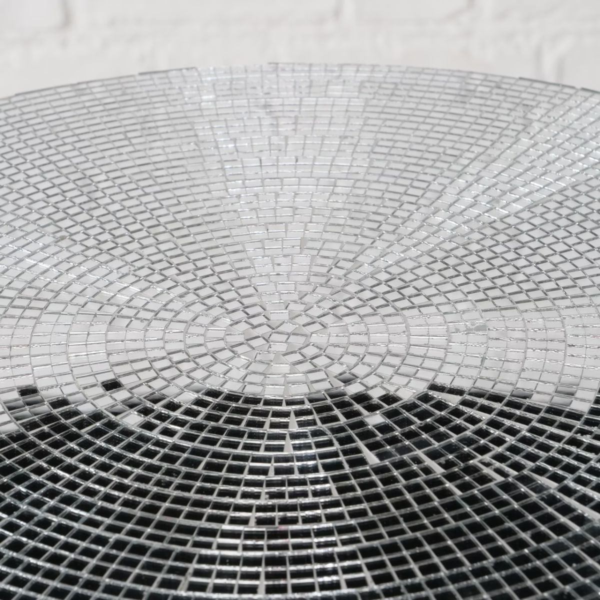 Masuta de cafea argintie Ø45 cm din sticla si compozit Disco Boltze