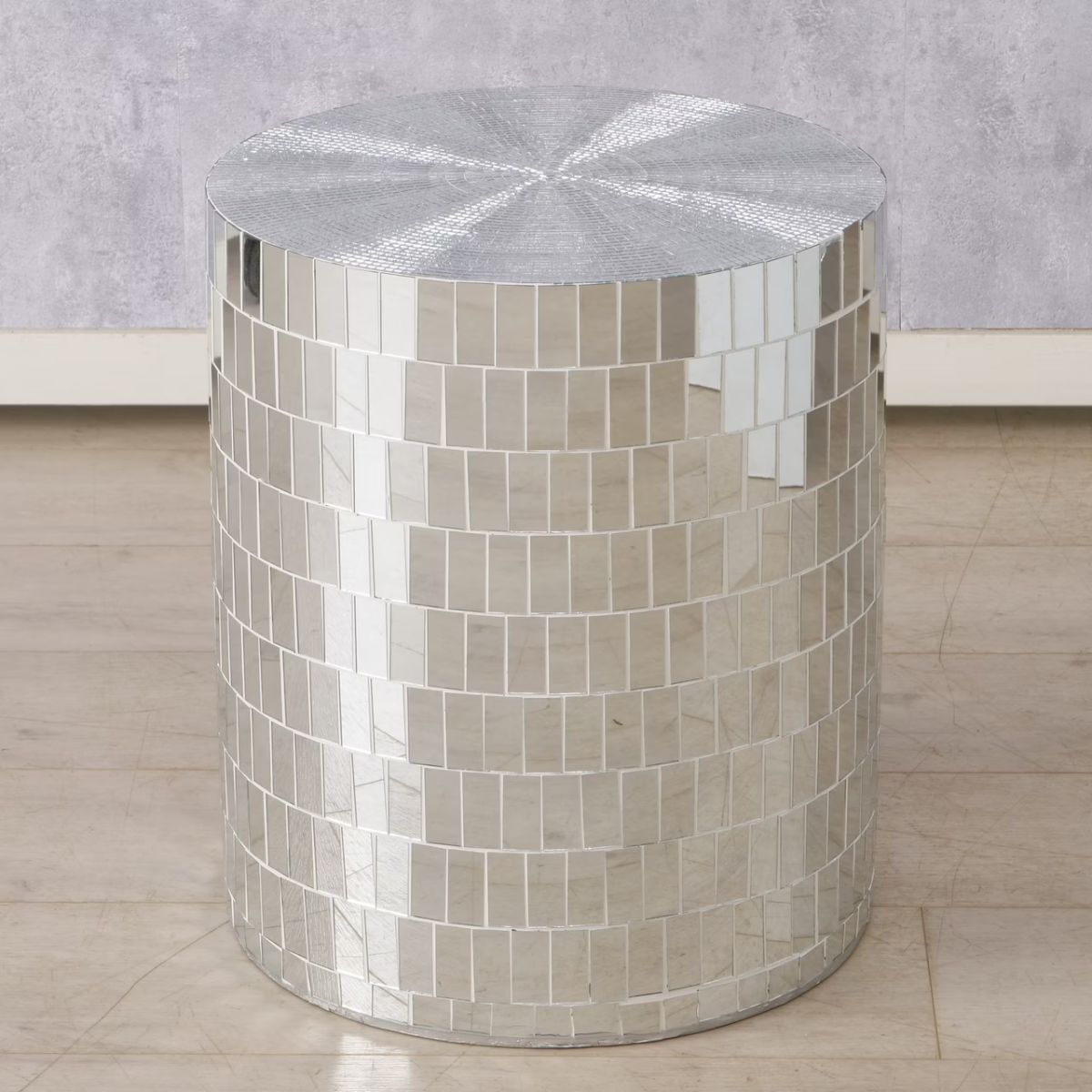 Masuta de cafea argintie Ø45 cm din sticla si compozit Disco Boltze