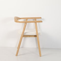 Scaun dining Lund Boucler crem, textil, cu picioare din lemn de frasin cu aspect stejar