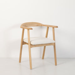 Scaun dining Lund Boucler crem, textil, cu picioare din lemn de frasin cu aspect stejar