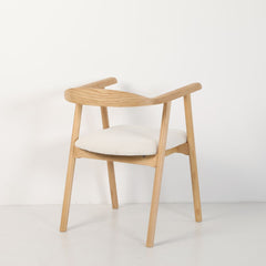 Scaun dining Lund Boucler crem, textil, cu picioare din lemn de frasin cu aspect stejar