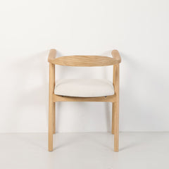 Scaun dining Lund Boucler crem, textil, cu picioare din lemn de frasin cu aspect stejar