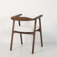 Scaun dining Lund Boucler crem, textil, cu picioare din lemn de frasin cu aspect nuc