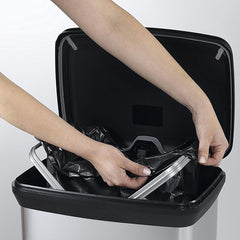 Cos de gunoi Curver 50 L, din plastic ultrarezistent cu pedala, 29x39x73 cm, negru/argintiu