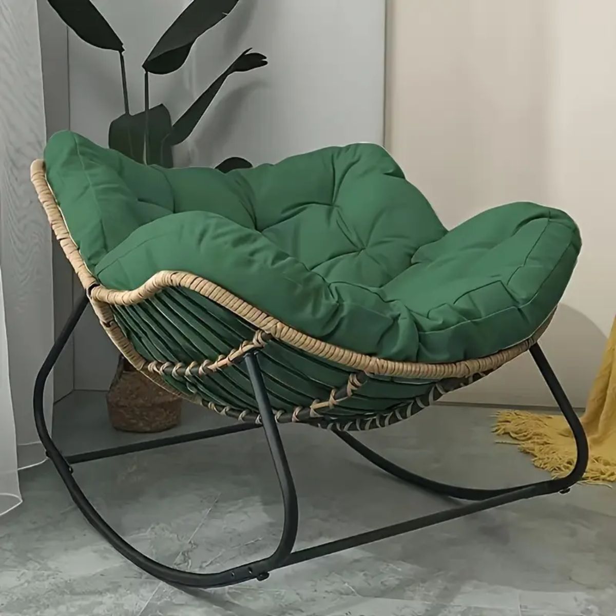 Fotoliu-balansoar cu cadru negru si perna verde Lazy Bloom Haro