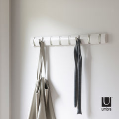 Cuier alb/argintiu din lemn 81x6 cm Flip 8 Umbra